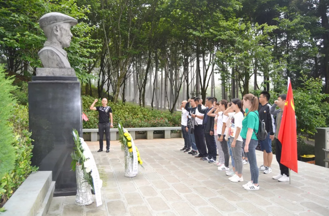 中共保山安利醫(yī)院有限責任公司支部委員會開展“不忘初心，牢記使命”愛國主義專題教育活動