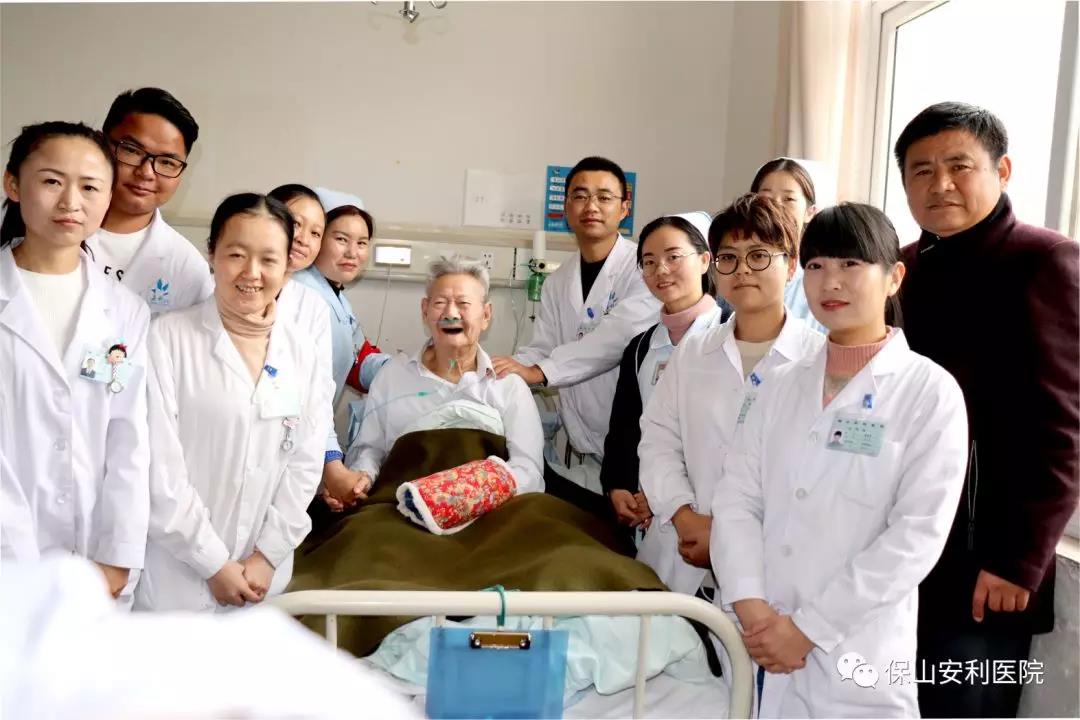 97歲八路老戰(zhàn)士身患多種疾病，常年住院視醫(yī)院為家，醫(yī)護(hù)為親人