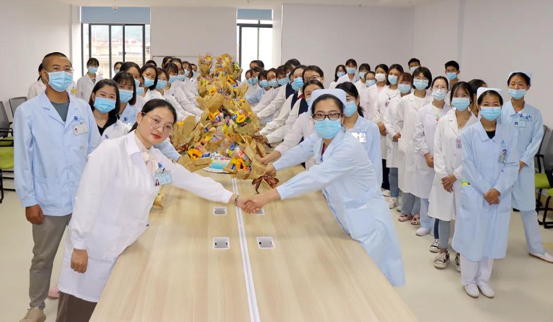 【保山安利醫(yī)院】雙節(jié)同慶，用祝福和鮮花感謝默默付出的治療師和教師們