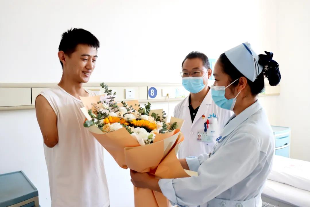 【保山安利醫(yī)院】雖然失去了雙臂，但他用堅強、樂觀的態(tài)度讓生活充滿陽光！