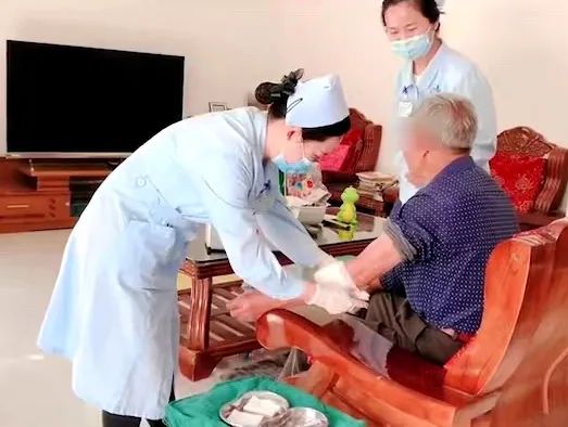 【保山安利醫(yī)院】82歲爺爺與老伴居家，在院手術(shù)后換藥不便，居家護(hù)理上門服務(wù)解難題