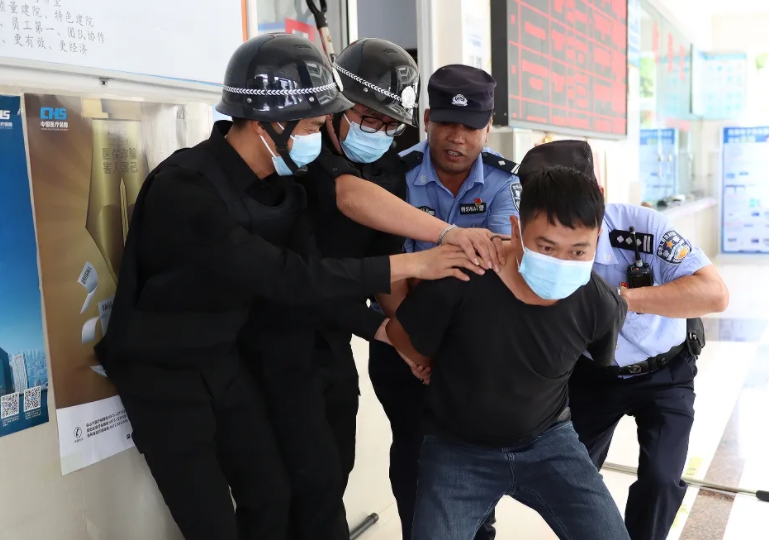 警醫(yī)聯(lián)動丨反恐防暴應(yīng)急演練，筑牢醫(yī)院安全防線