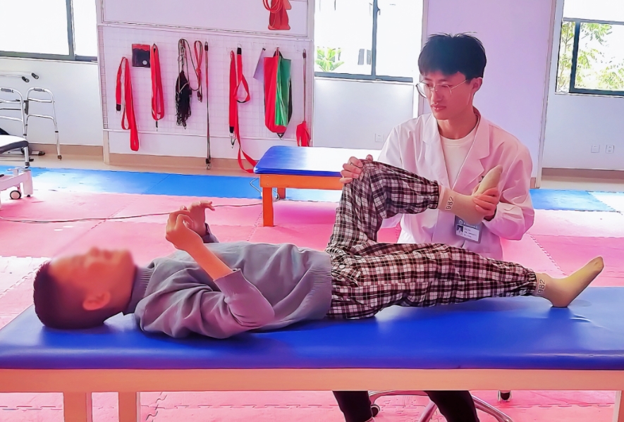 西藏12歲腦癱女孩千里求醫(yī)，綜合康復(fù)治療顯成效